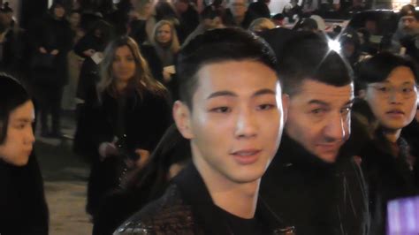 2019 yılında diğer kore gruplarının yanında en iyi 10 grup arasına girdi. Kim Ji Soo 김지수 @ Paris 27 february 2018 Fashion Week show Saint Laurent / février #PFW - YouTube