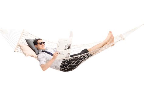 男人躺在舒适的吊床上看报图片 一个男人躺在舒适的吊床上看报素材 高清图片 摄影照片 寻图免费打包下载