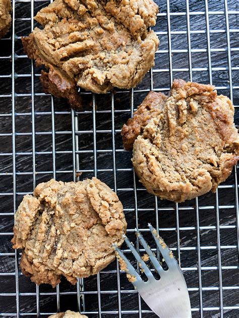Cue the frosting and sprinkles! Sugar-Free Peanut Butter Cookies - Recipe Diaries