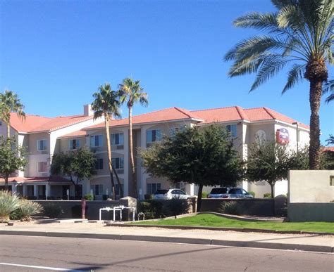 The reason many fans love going to spring training is to have the chance to see their favorite players. Where to Stay in AZ: Hotels in Peoria, Surprise, Sun City