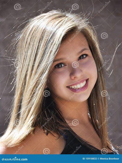 Menina Adolescente Feliz Com Sorriso Grande Foto De Stock Imagem De