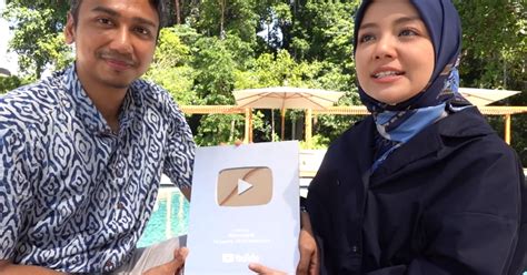 Dan aku pun bersama suami pun kembali seperti biasanya.suamiku pun pulang dari luar pulau dan kamipun dengan intens ia terus memijiti telapak kakiku dan dengan sekali hentak aku terkejut karena sakit lalu rasa sakit celana yang aku kenakan dilepas dan diletakkan dilantai samping ranjangku. Rajin Kongsi Momen Bersama, Mira Filzah & Suami Dapat ...