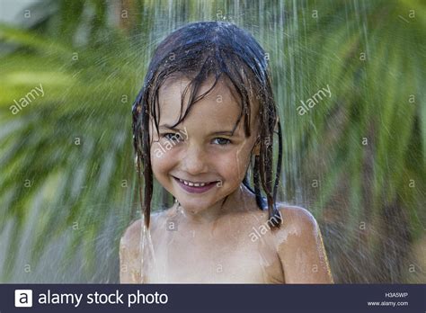 Kleines Mädchen Unter Der Dusche Draußen Im Sommer Stockfoto Bild