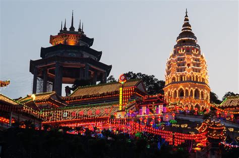 Visit to penang notable landmark, kek lok si temple to see world largest bronze kuan yin statue and take some beautiful photos. Article: Visit Kek Lok Si Temple Penang Malaysia | YesNomads