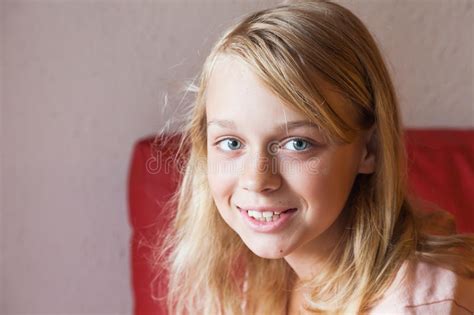 Adolescente De Sourire Blonde De Fille Dans Des Lunettes De Soleil Monochromes Photo Stock