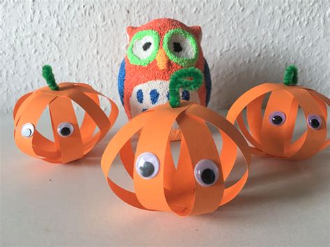 Mit einer mondvorlage zum ausdrucken und dieser diy anleitung kannst du eine tolle wanduhr mit vollmondmotiv selbst gestalten. Kürbisse aus Papierstreifen - Basteln mit Kindern | Der Familienblog für kreative Eltern