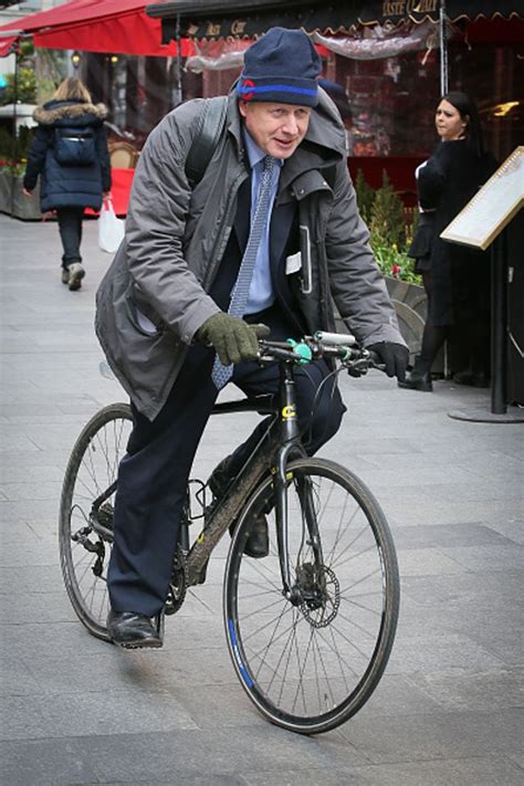 A listener asked mr johnson whether he planned to make helmets available to people hiring 'boris bikes' in the light of london's second cycling fatality of 2013 earlier this week when dr katharine giles. Boris Johnson mit Tube-Mütze: eine Stilkritik - SZ Magazin