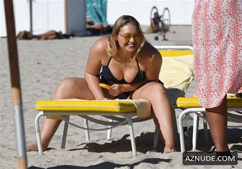 Iskra Lawrence Sexy With Friends Enjoying A Day On The Beach In Miami