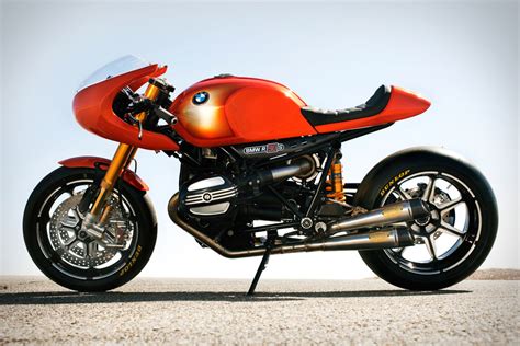 La bmw concept ninety semble presque voutée lorsqu'elle est vue de côté, comme un prédateur qui attend de bondir. BMW Concept Ninety Motorcycle | Uncrate