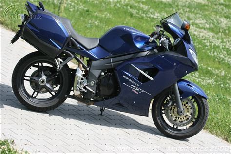 Dohc, 4 valves per cylinder. Triumph Sprint ST 1050 | Motorkáři.cz