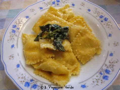 Stendete la pasta, ricavatene tanti dischetti, sulla loro superfi cie suddividete il ripieno, ripiegate la pasta a raviolo, sigillate bene i bordi. Il Peperone Verde: RAVIOLI PATATE E STRACCIATELLA AL BURRO ...