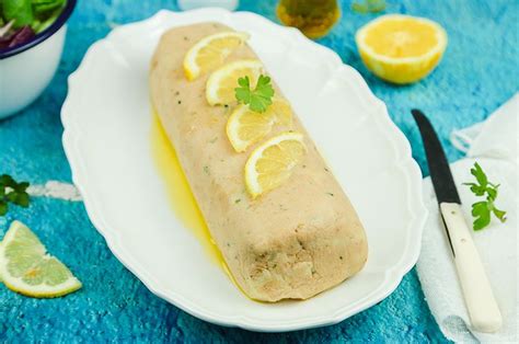 Per preparare il polpettone di tonno freddo iniziate lessando le patate per 40 minuti in acqua bollente leggermente salata. Ricetta Polpettone freddo di tonno: perfetto per un pranzo ...