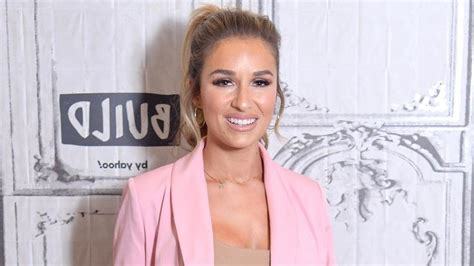 jessie james decker cries over disgusting body shaming comments i cannot believe what i m