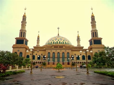 … bangsa melayu merupakan satu cabang bahasa austronesia, maka orang melayu juga dianggap sebagai berasal dari. 10 Tempat Wisata di Samarinda yang Wajib Dikunjungi