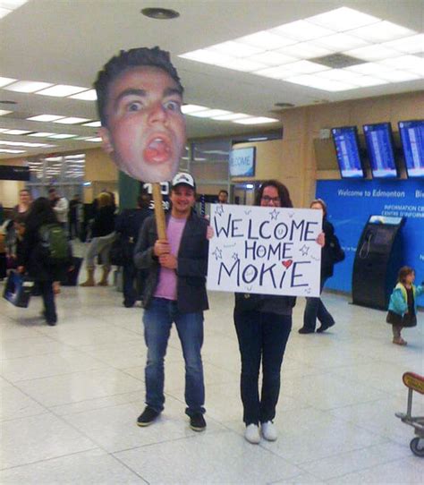 29 Funny Airport Pick Up Signs That Are So Embarrassing Theyre Hilarious