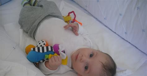 Bebê 1 Ano E 8 Meses Mão Na Boca