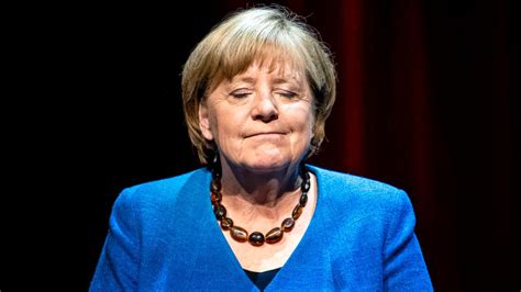 Angela Merkel Ledde Det Fria Europa Nu Attackeras Hon I Tyskland