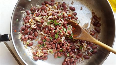 The beans in gallo pinto are quickly cooked until the juice is almost consumed, then combine. Mi Cajita de Recetas: Gallo Pinto