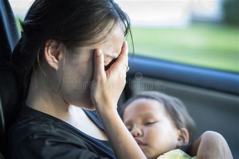 Madre Frustrada Y Estresada Con Su Bebé Llorando Depresión Posparto