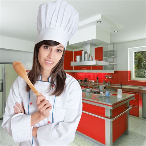 Cozinheiro Chefe Na Cozinha Vermelha Foto De Stock Imagem De Adulto