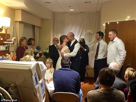 Indianapolis Bride Gets Married At Her Terminally Ill Mothers Hospital Bedside Daily Mail Online