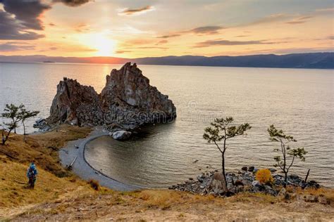 Shamanka Rock No Lago De Baikal Perto De Khuzhir Na Ilha De Olkhon Na