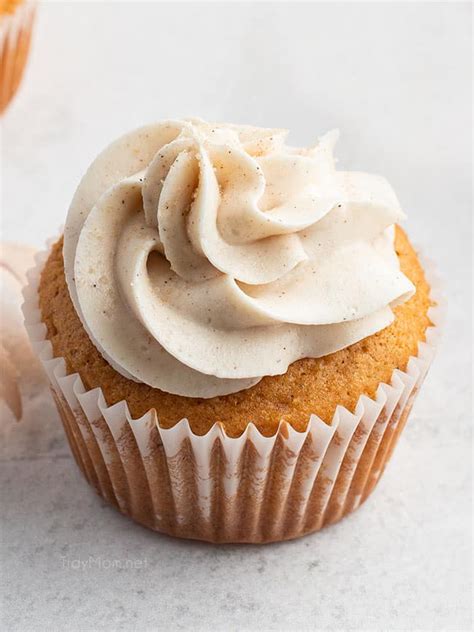 vanilla pumpkin cupcakes with cinnamon buttercream