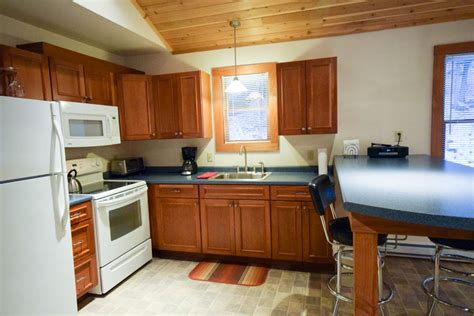 Our vacation rentals have amazing our rental cabins are secluded enough for a honeymoon, yet close enough to the major attractions and events. Poplar: 1 Bedroom Vacation Cabin Rental Stowe VT (92192 ...