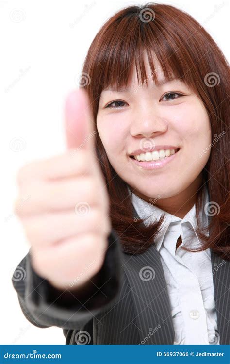 la empresaria japonesa joven con los pulgares sube gesto foto de archivo imagen de hembra