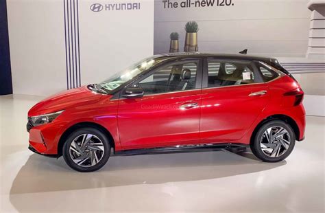 This hyundai i20 is even more spacious, stylish having amazing eye catching features. 2020 Hyundai i20 Vs Tata Altroz - Specifications Comparison