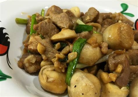 Selain rasanya yang enak, kalau digoreng jadi renyah, kalau dibuat tumis jadi sedap, ternyata jamur. Resep Babi Cah Jamur Kancing / Resep Tumis Bakso Jamur ...