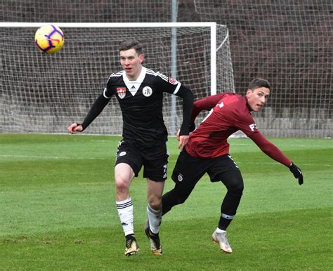 „jméno hráče, číslo na zádech a logo sponzora jsou vyvedené v bílé barvě, stejně jako tři pruhy na ramenou, přiblížila detaily sparta. Příprava: AC Sparta Praha - SK Dynamo ČB 3:1 | Příprava ...