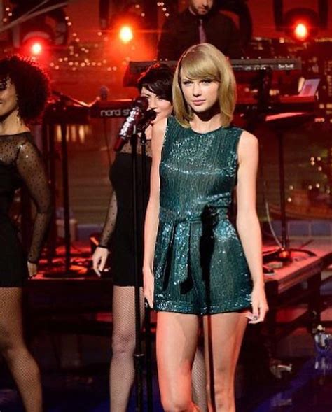 she s got legs she knows how to use them r taylorswiftslegs