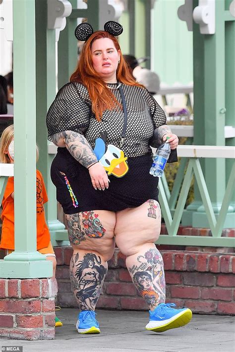 Tess Holliday Cools Off With An Ice Lolly While Enjoying A Day Out At