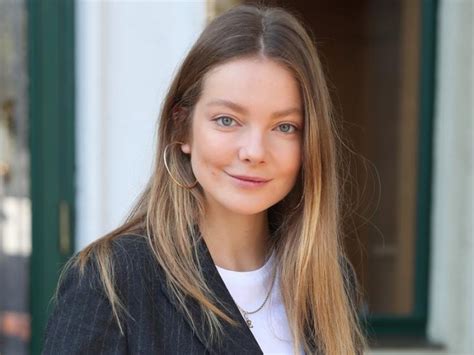 In 2010 she achieved the miss universe in hungary, where she was crowned best fashion designer, which came in first place behind american miss universe. Mihalik Enikő férjhez ment és babát vár - Habostorta.hu