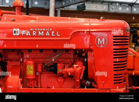 Compartimiento Del Motor Del Tractor Mccormick Farmall Bm Producida En