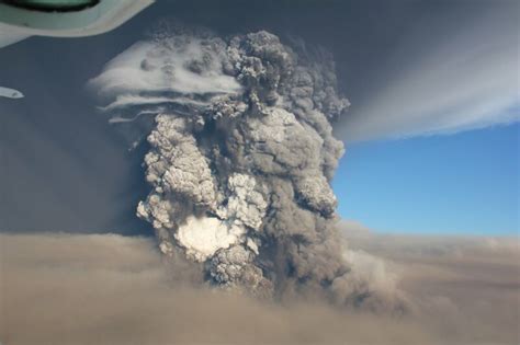W rejonie islandzkiego wulkanu bardarbunga z jednej ze szczelin ciągle wydobywa się lawa. Wulkany świata Blog: Erupcja wulkanu Grimsvötn na Islandii