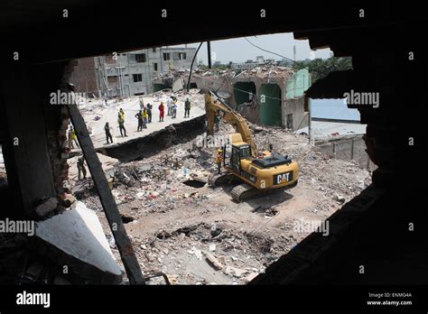 Bangladesh Rescuers Look For Survivors And Victims At The Site Of A Building That Collapsed In