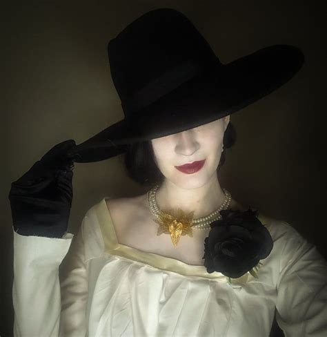 That would put her at approximately 450 pounds or 204.1. Lady Dimitrescu, la vampira de Resident Evil 8, cobra vida ...