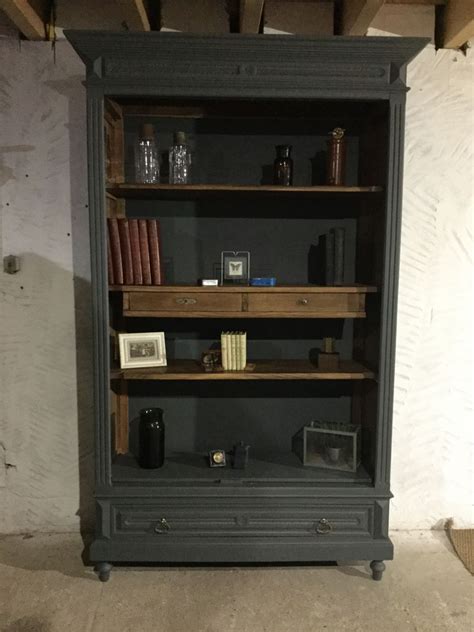 Cabinet de curiosités à marseille, contemporain, avec nos lightbox en bois avec papier illustré sur l'anatomie du corps humain, crâne humain et autres curiosités. Bibliothèque ou cabinet de curiosités ancienne - Luckyfind