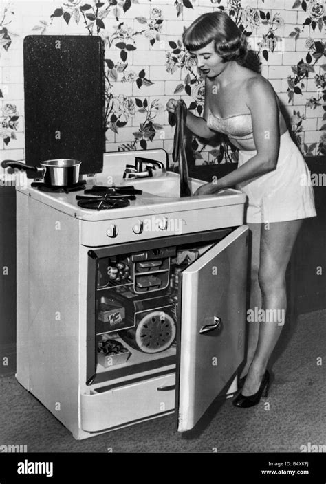 Eine Frau Die Ihren Nylons In Ein All In Einem Kühlschrank Herd Und Spüle 1951 1950s