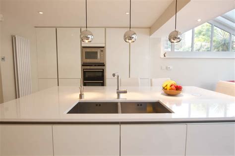 Our modern kitchen cabinets allow you to have a luxury kitchen without the ridiculous price point. White gloss handleless kitchen - Modern - Kitchen - London ...