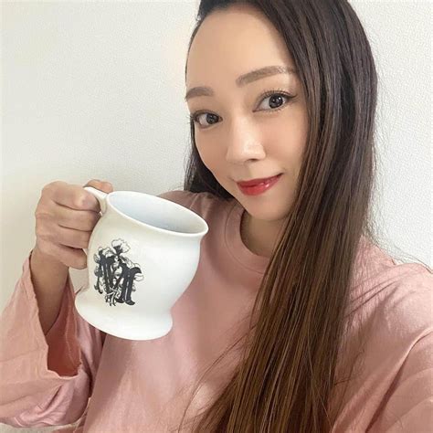 石田美奈子さんのインスタグラム写真 石田美奈子instagram 「𝐂𝐨𝐟𝐟𝐞𝐞☕️ コーヒー大好き♡ アイスでもホットでもブラック派です🙋🏻‍♀️ 家で飲むコーヒーは c