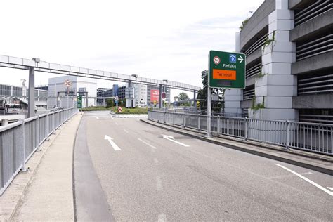 Es handelt sich um einen internationalen flughafen mit mehr als 23.5 mio passagieren pro jahr. Parken in Düsseldorf Flughafen P3 - APCOA Parking
