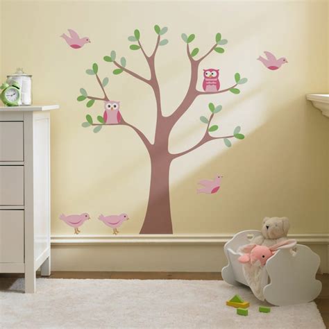 Hier findest du die grundausstattung für ein wunderschönes babyzimmer, die sogar mitwachsen kann. Ideen Babyzimmer Streichen Streifen Wand Streichen Deko ...
