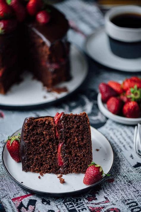 Bake in your preheated oven for 35 minutes or until a 10) place one cake layer on a serving plate, spread the filling over the top. Chocolate Strawberry Cake - Give Recipe