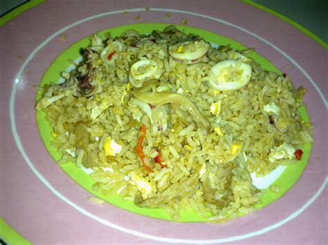 Masukkan udang, ayam dan sotong. Me , Myself and I: Nasi goreng cendawan