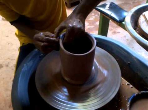 Perlu kamu ketahui bahwa manfaat tanah liat adalah bahan lunak yang bisa dibentuk dan di ubah dengan mudah menjadi sebuah karya seni rupa yang. membuat vas bunga dari tanah liat - YouTube