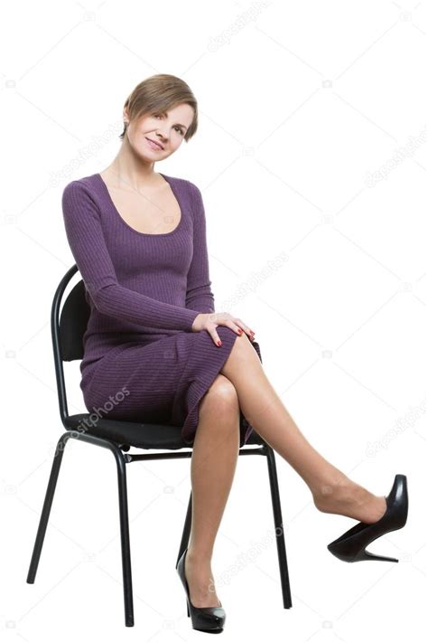 Сидеть с ногами на стуле фото
