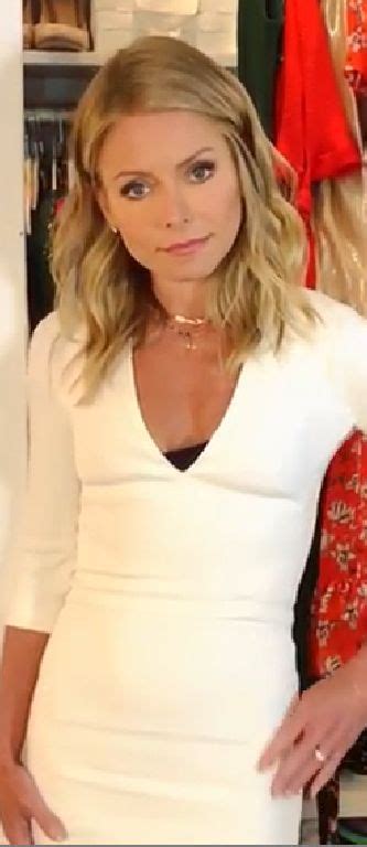 Who Made Kelly Ripas White Short Sleeve Dress White Short Sleeve